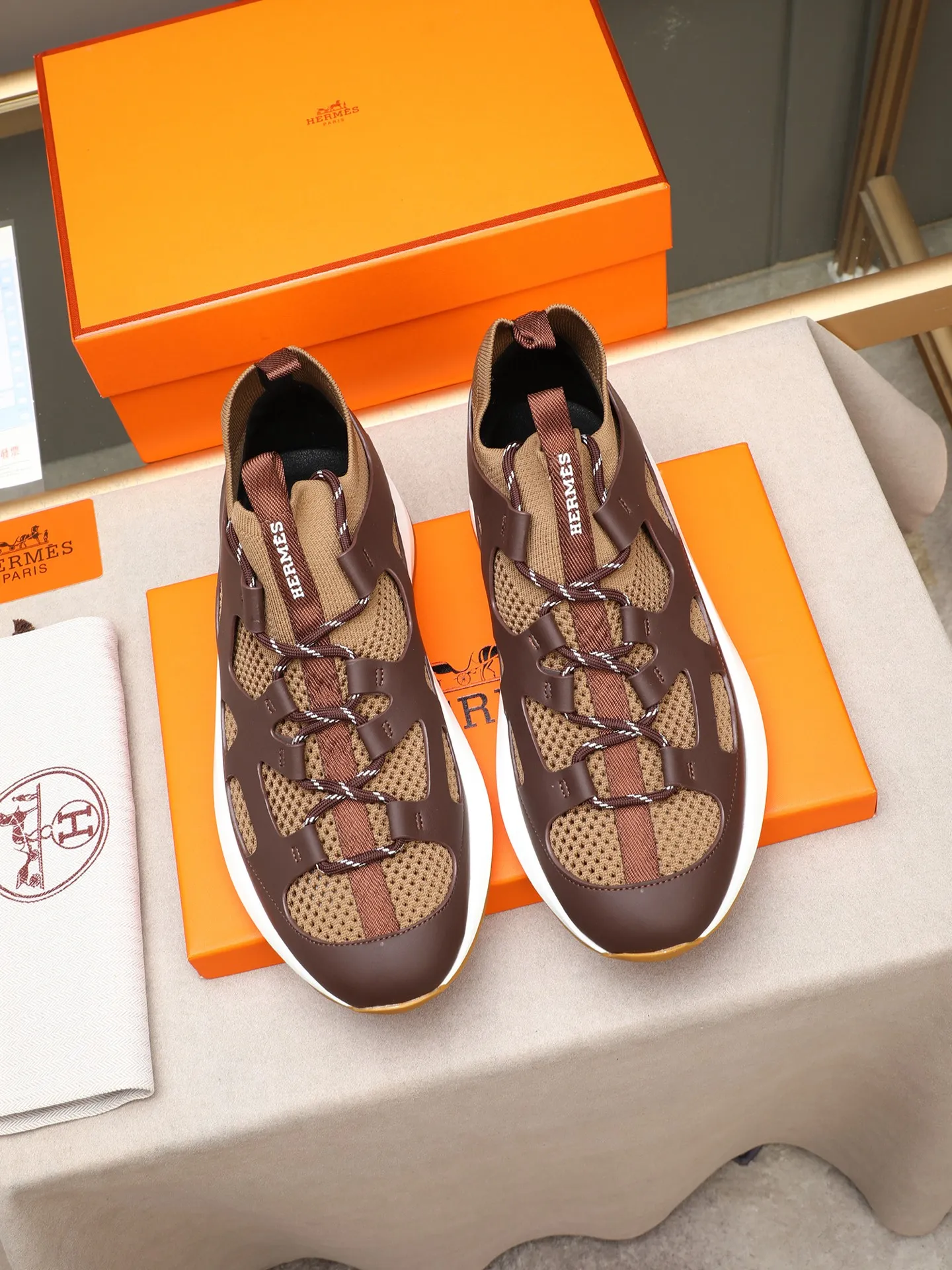 Men's shoes💰580 HERMES/Hermès men's rest sneakers! -High-end quality original casual sports shoes -Upper: high nappa calfskin, forging technology, knitted fabric, shoe brand webbing, injection molded brand logo -Inner: foot pad; water-dyed cowhide -Outsole: ultra-light TPU·rubber; two-color molded outsole -Ultra-high quality control·fine workmanship: highlighted (high-end·luxury·grade) Size: 38-39-40-41-42-43-44 (45 can be customized)